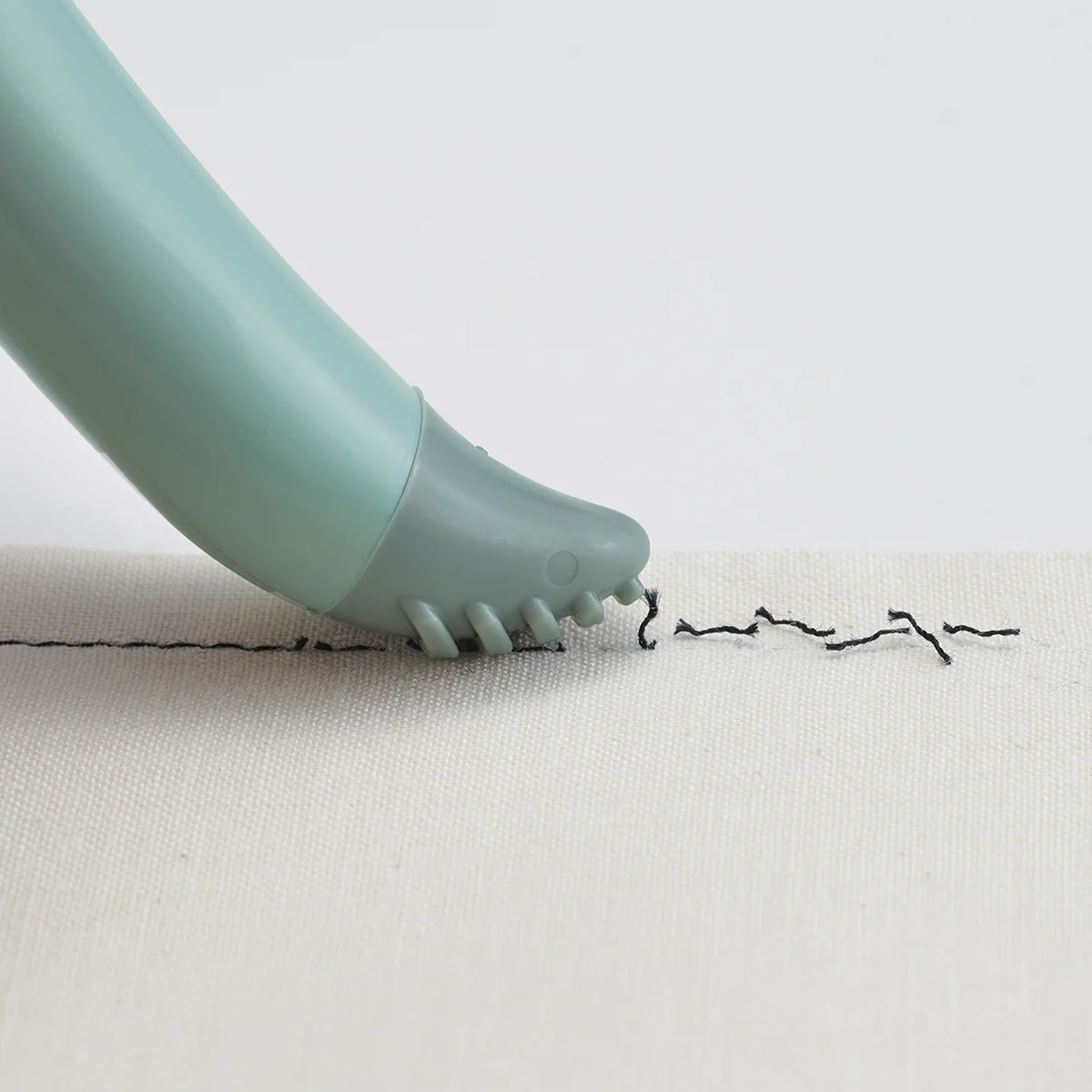Grip Fit Seam Ripper - Image 5